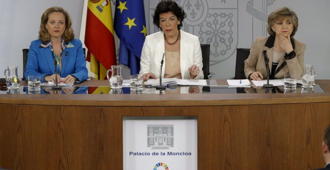 La portavoz del Gobierno y ministra de Educación, Isabel Celaá, la de Economía, Nadia Calviño (i), y la de Sanidad, María Luisa Carcedo (d), durante la rueda de prensa posterior al Consejo de Ministros, en el palacio de La Moncloa. EFE/Ballesteros