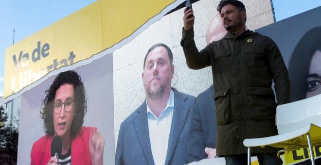 Gabriel Rufián al míting final de campanya d'ERC, amb Marta Rovira i Oriol Junqueras, que hi han intervingut per videoconferència. EFE / QUIQUE GARCÍA