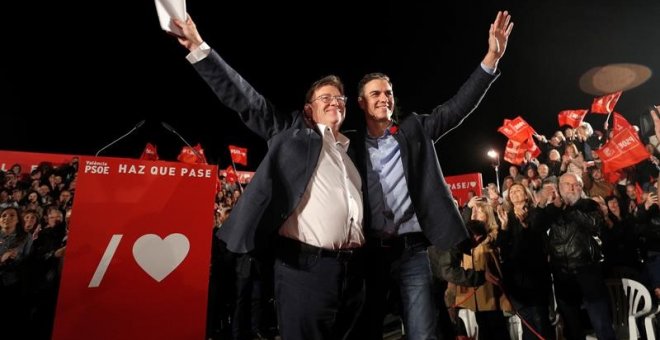 Ximo Puig i Pedro Sánchez en el miting de final de campanya a València. EFE / Juan Carlos Cárdenas