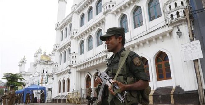 Agentes de las Fuerzas de Seguridad de Sri Lanka montan guardia en el exterior de la mezquita de Dawatagaha, este viernes en Colombo (Sri Lanka). El presidente de Sri Lanka, Maithripala Sirisena, manifestó hoy que han detectado la presencia en la isla de