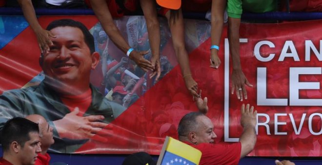 Simpatizantes saludan al presidente de la Asamblea Nacional Constituyente, Diosdado Cabello (c), este sábado en una movilización encabezada por el presidente de Venezuela, Nicolás Maduro, para celebrar la salida del país de la Organización de Estados Amer