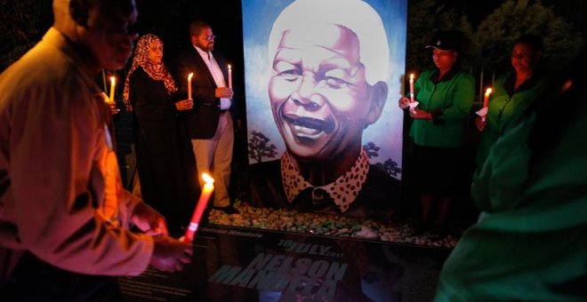 Fotografía de archivo de una vigilia en honor a Mandela. EFE/ Kim Ludbrook