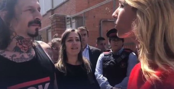 Un instante del desencuentro de Álvarez de Toledo con dos vecinos al ir a votar.