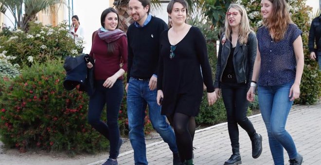 El candidato por Unidas Podemos, Pablo Iglesias, y la candidata al Congreso, Irene Montero, a su llegada al hotel Goya de Madrid para seguir al escrutinio de las elecciones. EFE/J.P. Gandúl.