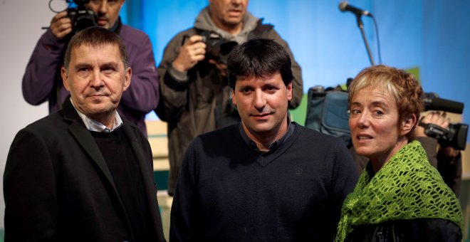 El coordinador general de EH Bildu, Arnaldo Otegi (i), el alcalde de Errenteria, Julen Mendoza (c), y la candidata al Congreso por Navarra, Bel Pozueta, en Errenteria (Gipuzkoa) en el acto de cierre de campaña de la coalición abertzale. EFE/Javier Etxezar
