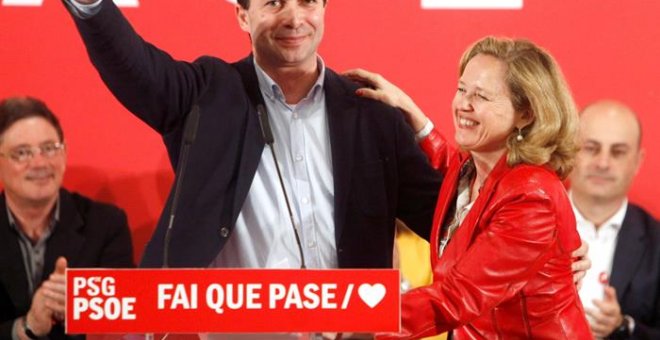 La ministra de Economía, Nadia Calviño, junto al secretario general del PSdeG, Gonzalo Caballero (i) durante un mitin del PSOE celebrado este miércoles en A Coruña. EFE/Cabalar