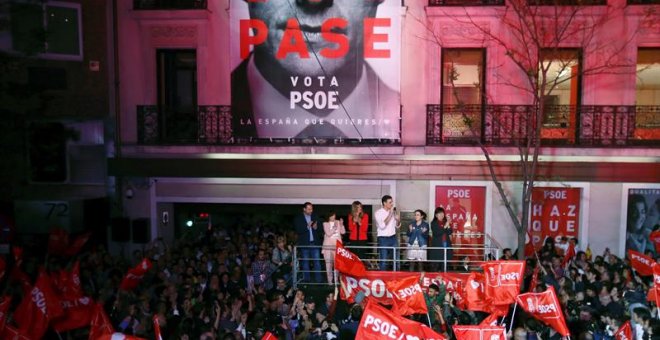 Celebración en la sede del PSOE en la calle Ferraz de Madrid, tras conocerse los resultados en las elecciones generales. EFE/JuanJo Martín.