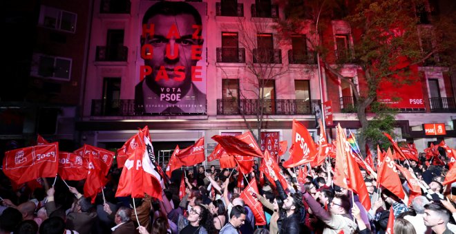 Los militantes socialistas celebran junto a la sede de Ferraz los resultados de las elecciones del 28-A. REUTERS/Sergio Perez