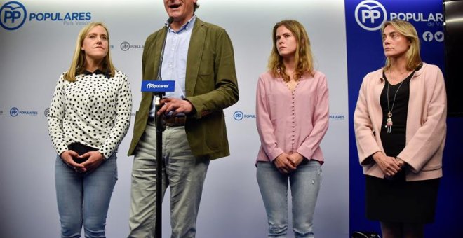 El presidente del PP del País Vasco, Alfonso Alonso (2i), para valorar los resultados de su formación en las elecciones generales. EFE/Miguel Toña