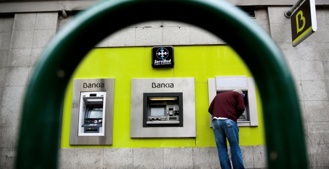 Un hombre utiliza el cajero automático de una oficina de Bankia, en el centro de Madrid. REUTERS/Andrea Comas