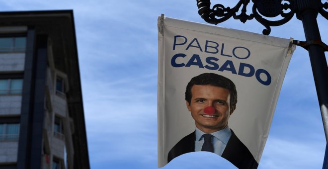 Un póster de la propaganda electoral de Pablo Casado, el líder del PP. REUTERS/Eloy Alonso