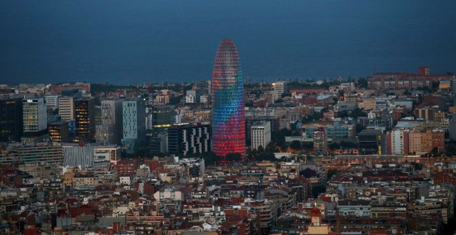 Vista de la ciudad de Barcelona, con la Torre Agbar iluminada. REUTERS/Albert Gea