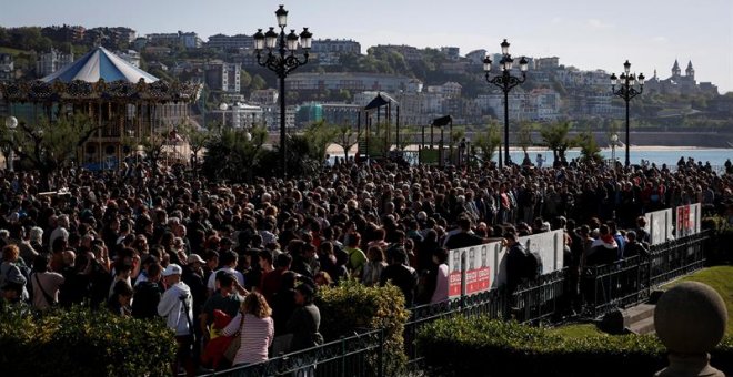 29/04/2019.- Vista de la concentración convocada por el Ayuntamiento de San Sebastián de repulsa y duelo por la brutal paliza propinada a un joven de 17 años el pasado viernes en San Sebastián, que le causó la muerte este domingo. EFE/Javier Etxezarreta