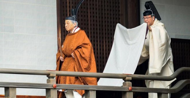 29/04/2019 - El emperador japonés Akihito camina rumbo a un rito de presentación de informes en el Santuario Imperial (Kashikodokoro) el día de la ceremonia de su abdicación este martes, en el Palacio Imperial de Tokio | EFE
