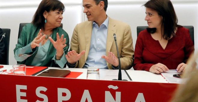 El presidente del Gobierno y secretario general del PSOE, Pedro Sánchez, junto a la presidenta del partido, Cristina Narbona (i), y la vicesecretaria general, Adriana Lastra. - EFE