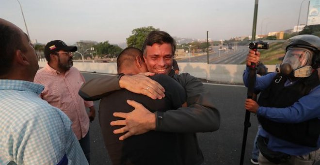 30/04/2019.- El opositor venezolano Leopoldo López se dirige a los medios tras ser liberado este martes en Caracas, donde cumplía una pena de casi 14 años de prisión en régimen de arresto domiciliario, como consecuencia de un "movimiento militar y civil".