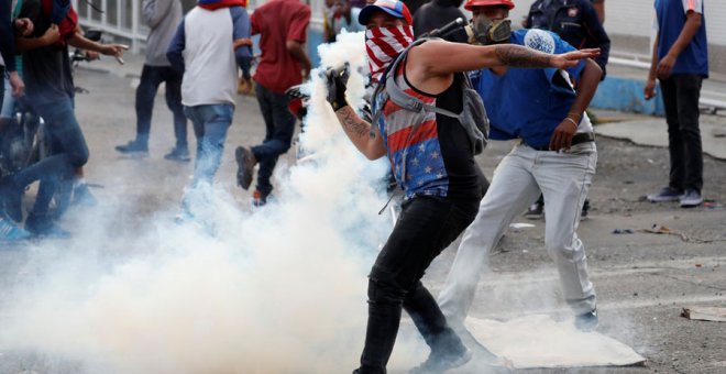 Un manifestante, en Caracas este martes. REUTERS/Carlos García Rawlins