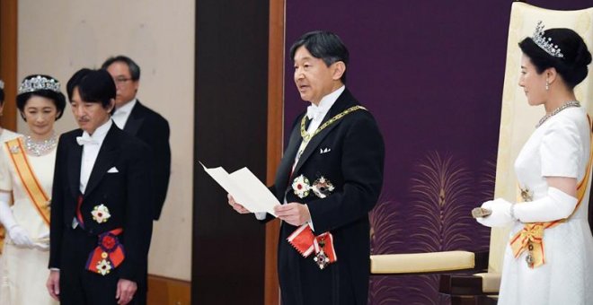 El nuevo emperador Naruhito, junto a la emperatriz Masako en la ceremonia de toma de posesión en el Palacio Imperial de Tokio. /REUTERS