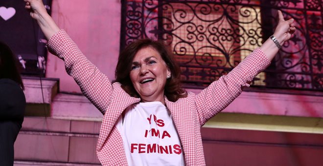 Carmen Calvo, con la camiseta feminista de Mango, celebra la victoria del PSOE en las elecciones. / SERGIO PÉREZ (REUTERS)