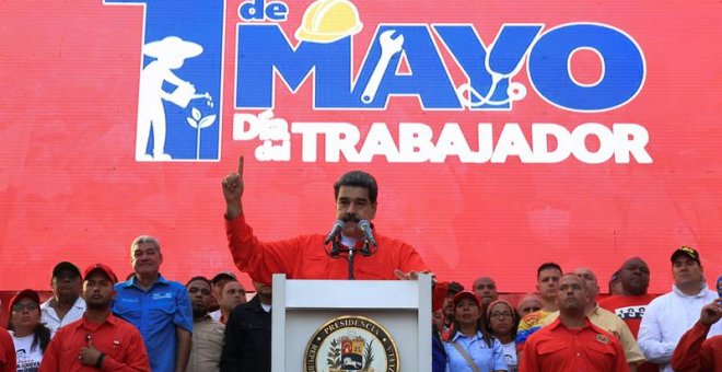 Fotografía cedida por la oficina de prensa del Palacio de Miraflores que muestra al presidente de Venezuela, Nicolás Maduro (c), mientras se dirige a sus simpatizantes durante un acto por el Día del Trabajo. /EFE