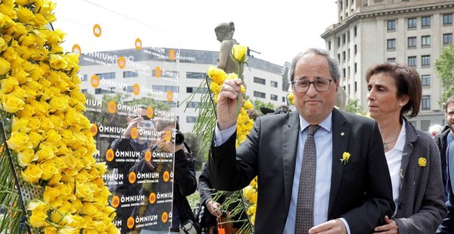 El president catalán, Quim Torra, en Sant Jordi con rosas amarillas. /EFE