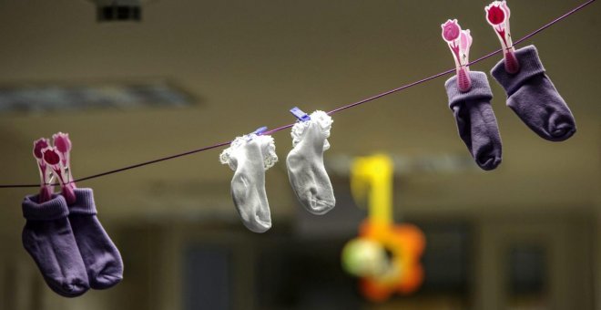 Imagen de archivo de unos calcetines para bebé | EFE