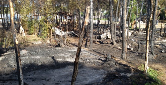 Fotos tras un incendio en un asentamiento de Lucena del Puerto (Huelva) el pasado mes de enero.