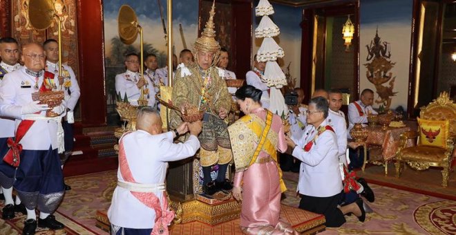 El rey Vajiralongkorn de Tailandia se coronó hoy con boato en el Gran Palacio Real de Bangkok, lo que consolida el inicio de una nueva época en el país tras la de su padre, el venerado Bhumibol Adulyadej, fallecido en 2016.
