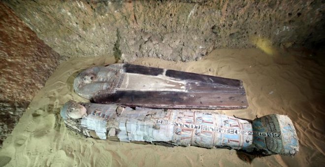 Sarcófagos desenterrados en las pirámides de Guiza. EFE/EPA/KHALED ELFIQI