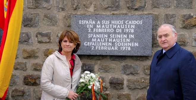 05/05/2019.- La ministra de Justicia, Dolores Delgado, que participa en los actos de recuerdo a las más de 8.000 víctimas españolas del nazismo, depositó este domingo un ramo de flores ante una placa de recuerdo a los españoles que fallecieron en Mauthaus