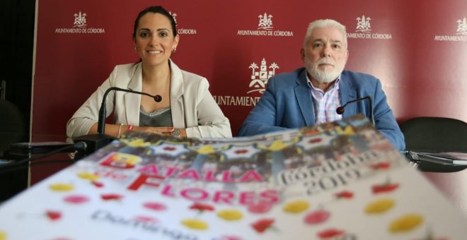 La delegada de Promoción de la Ciudad, Carmen González, y el presidente de la Federación de Peñas Cordobesas, Alfonso Morales. / EP