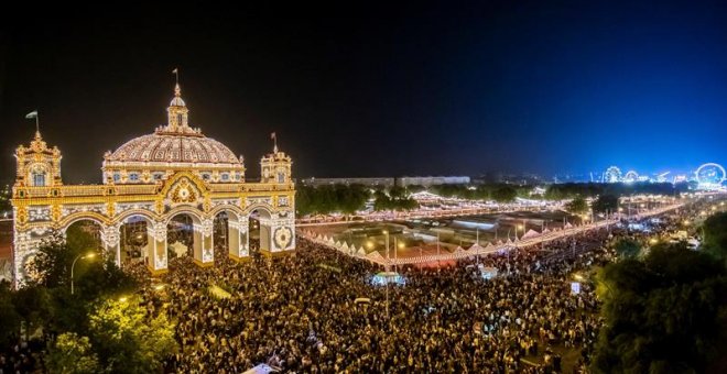 Tradicional alumbrado en El Real de la Feria de Sevilla, una ciudad efímera de más de un millar de casetas que albergará, durante su semana más lúdica, alegría, diversión y color a miles de sevillanos y visitantes. EFE/Raúl Caro