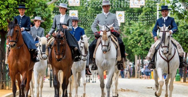 Varios caballistas en el Real de la Feria en el primer día de la Feria de Abril de Sevilla. EFE/ Raúl Caro