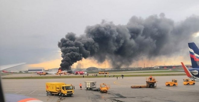 El avión, en llamas, tras aterrizar de emergencia en el aeropuerto de Cheremetievo en Moscú. (REUTERS)