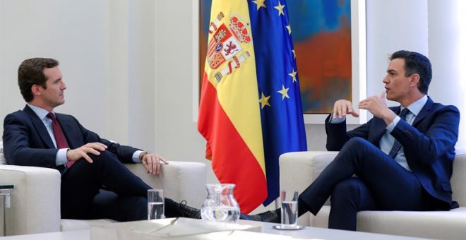 El presidente del Gobierno en funciones, Pedro Sánchez (d), durante la reunión que ha mantenido este lunes con el líder del PP, Pablo Casado, en el marco de la ronda de contactos con los principales partidos de la oposición para analizar la situación polí