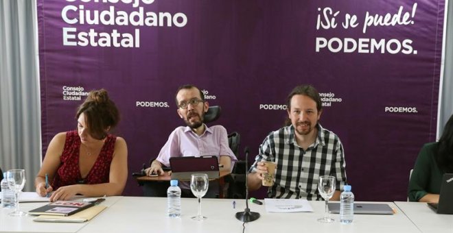 El secretario general de Podemos, Pablo Iglesias (d), junto al secretario de organización del partido, Pablo Echenique (c), y la Secretaria de Participación Ciudadana Estatal ,Noelia Vera, durante el Consejo Ciudadano Estatal (CEE) del partido, celebrado