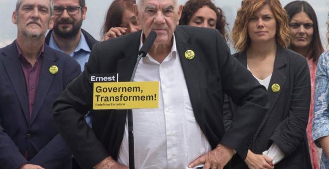 En el centro, Ernest Maragall, alcaldable en Barcelona por ERC, en una rueda de prensa junto al resto de su candidatura. (QUIQUE GARCÍA | EFE)