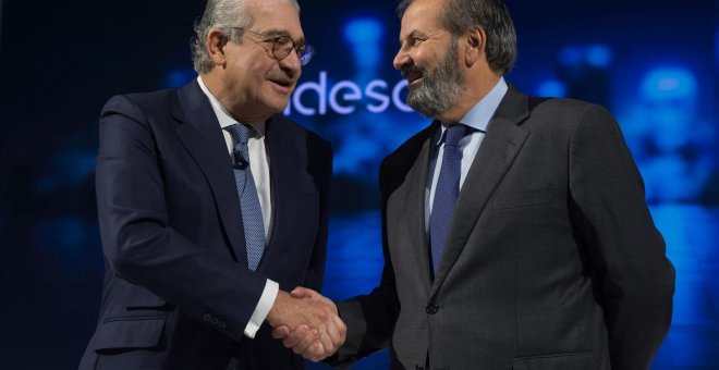 El presidente de Endesa, Juan Sánchez-Calero (d), y el consejero delegado, José Bogas (i), en la junta de accionistas de la eléctrica. E.P.