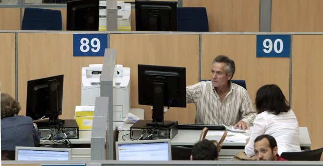 Un funcionario atiende a una contribuyente en una administración de la Agencia Tributaria en Madrid.EFE/Ángel Díaz