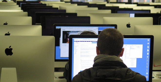 Imagen de un usuario en una sala de ordenadores. Pexel | PIXABAY (CC0)