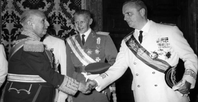 Fraga saluda al jefe del Estado, Francisco Franco (i), durante la recepción ofrecida en el Salón del Trono del Palacio Real en 1966, con motivo de la celebración del 30 aniversario de su acceso a la más alta magistratura del Estado. (OLEGARIO PEREZ DE CAS
