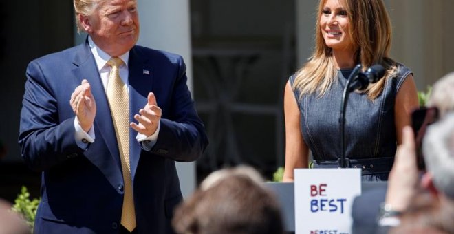 Donald Trump y Melania Trump asisten a una ceremonia por el primer aniversario de la campaña "Be Best" (Sé mejor), este martes en la Casa Blanca, en Washington. / EFE