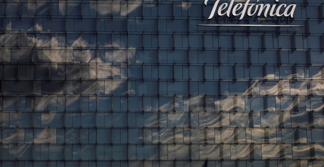 El logo de Telefónica en la sede de la operadora en la zona norte de Madrid. REUTERS/Juan Medina