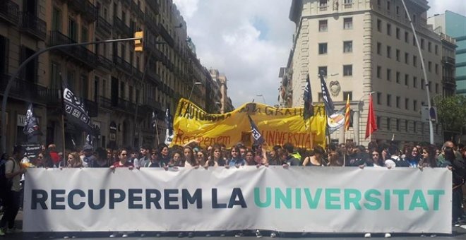 Estudiantes se manifiestan en Barcelona para reclamar una rebaja de tasas universitarias. Europa Press