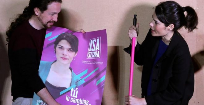 El líder de Podemos, Pablo Iglesias (i), junto a la aspirante a la Presidencia a la Comunidad de Madrid, Isabel Serra. - EFE