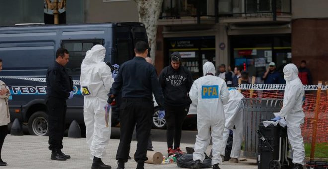 Miembros de la Policía Federal Argentina trabajan este jueves en la zona del ataque. EFE/JUAN IGNACIO RONCORONI