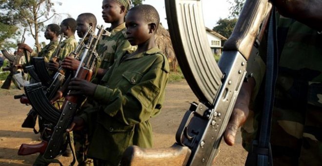 Imagen de archivo de niños soldado. / REUTERS