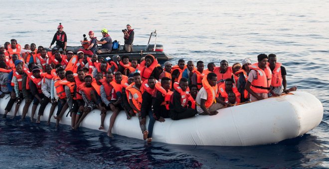Fotografía cedida por la ONG alemana 'Mission Lifeline' que muestra un rescate en aguas internacionales del Mediterráneo | EFE/ Archivo