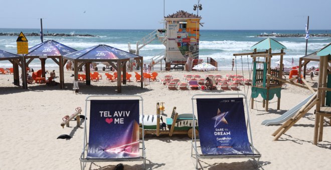 Tumbonas con la imagen de Festival de la Canción de Eurovisión en la playa de Tel Aviv (Israel). EFE/ Abir Sultan