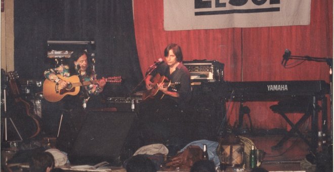 Un momento de la actuación del cantautor Jackson Browne, a la derecha de la imagen, en 1996, en una imagen de archivo. / EL SOL